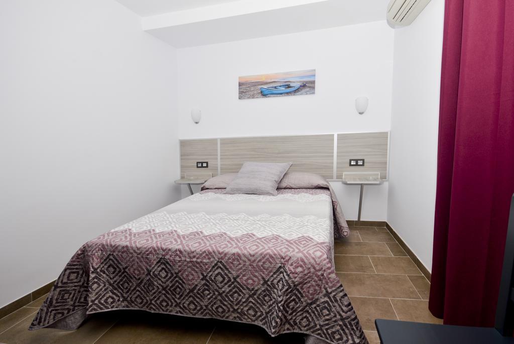 קוניל דה לה פרונטרה Hostal Maria Jose מראה חיצוני תמונה