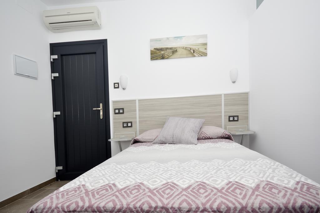 קוניל דה לה פרונטרה Hostal Maria Jose מראה חיצוני תמונה